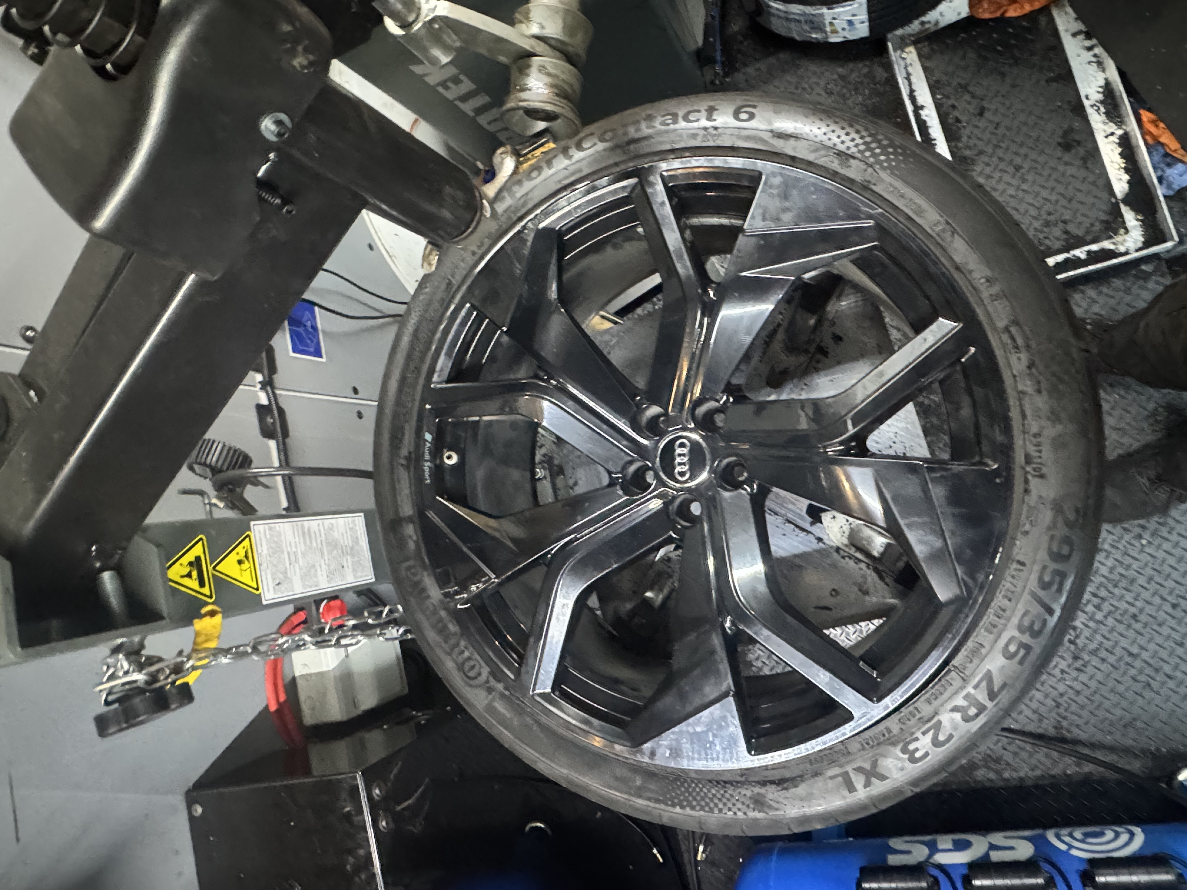 Mobile tyre technician performing 24/7 emergency tyre fitting on location in London